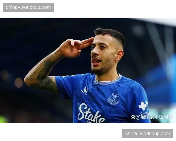 埃弗顿赛前训练课重点演练边后卫与边锋的套边配合战术