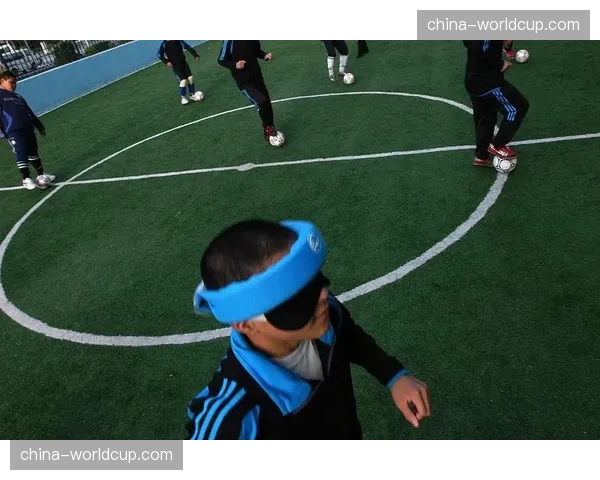 马德里举办社区街头足球节，设置“高压抢圈”趣味挑战项目