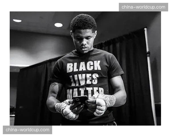 沙库尔·史蒂文森为卫冕战抵达拉斯维加斯，称已百分百准备就绪