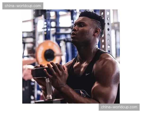 镜头聚焦：锡安·威廉姆森第四节因高强度跑动累至场边干呕