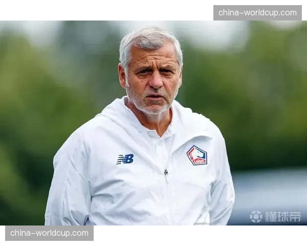 里尔球员赛后围成一圈，主帅热内西奥含泪感谢团队支持